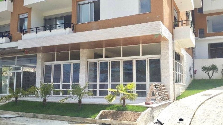 me Qira Ambient: për LOKAL/RESTORANT  📍Liqeni i Thatë ( *1500€/muaj NETO* ) Pas Radissonit | 293 m² | Pamje nga Liqeni i Thate