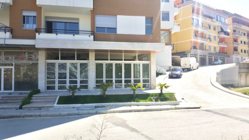 me Qira Ambient: për LOKAL/RESTORANT  📍Liqeni i Thatë ( *1500€/muaj NETO* ) Pas Radissonit | 293 m² | Pamje nga Liqeni i Thate