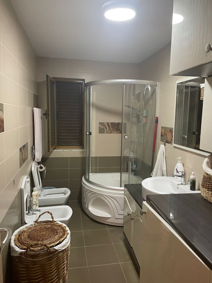 Tirane, jepet me qera 3+1 Kati 4, 80 m² 1.000 € (Rruga e Elbasanit)