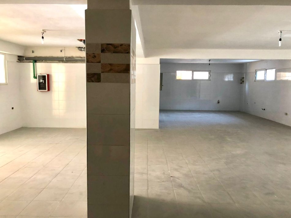 Shitet Ambient 2 Katesh | 396m2 |  - 📍Te Liqeni i Thatë Pas Radissonit | Me 2 hyrje ka vend për ashensor  ( 345.000€ )