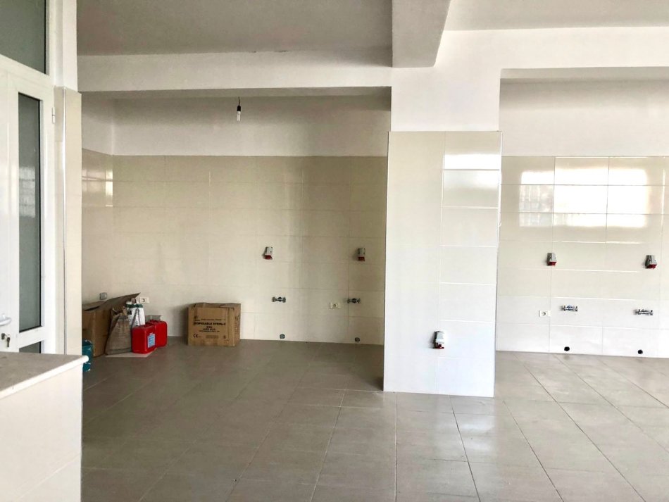 Shitet Ambient 2 Katesh | 396m2 |  - 📍Te Liqeni i Thatë Pas Radissonit | Me 2 hyrje ka vend për ashensor  ( 345.000€ )