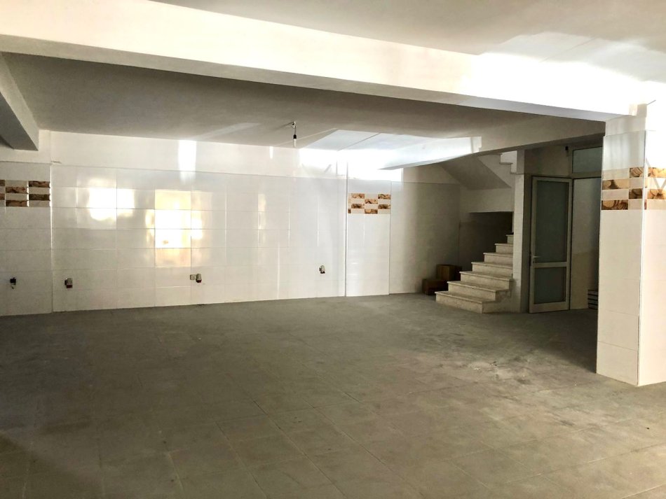 Shitet Ambient 2 Katesh | 396m2 |  - 📍Te Liqeni i Thatë Pas Radissonit | Me 2 hyrje ka vend për ashensor  ( 345.000€ )