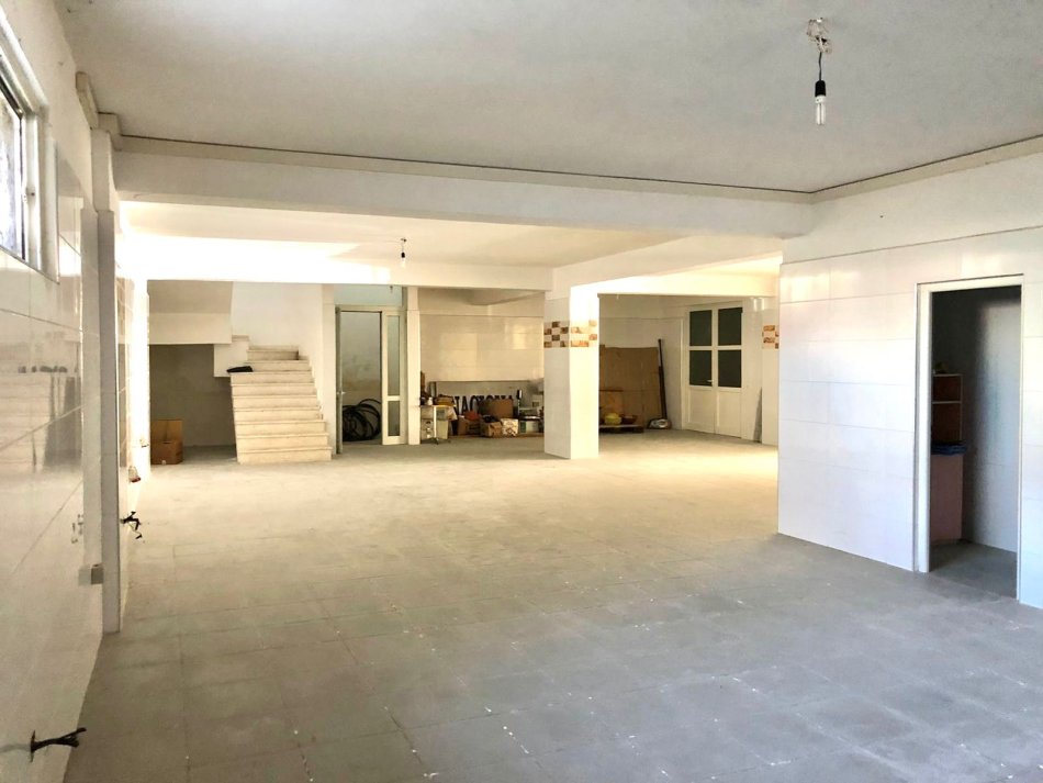 Shitet Ambient 2 Katesh | 396m2 |  - 📍Te Liqeni i Thatë Pas Radissonit | Me 2 hyrje ka vend për ashensor  ( 345.000€ )