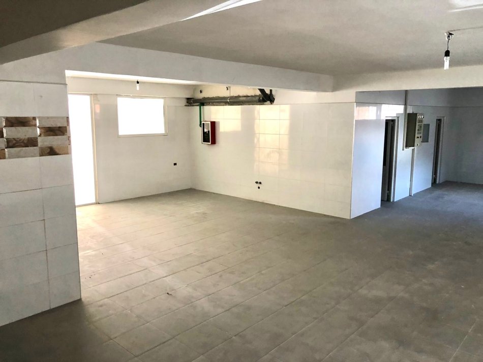 Shitet Ambient 2 Katesh | 396m2 |  - 📍Te Liqeni i Thatë Pas Radissonit | Me 2 hyrje ka vend për ashensor  ( 345.000€ )