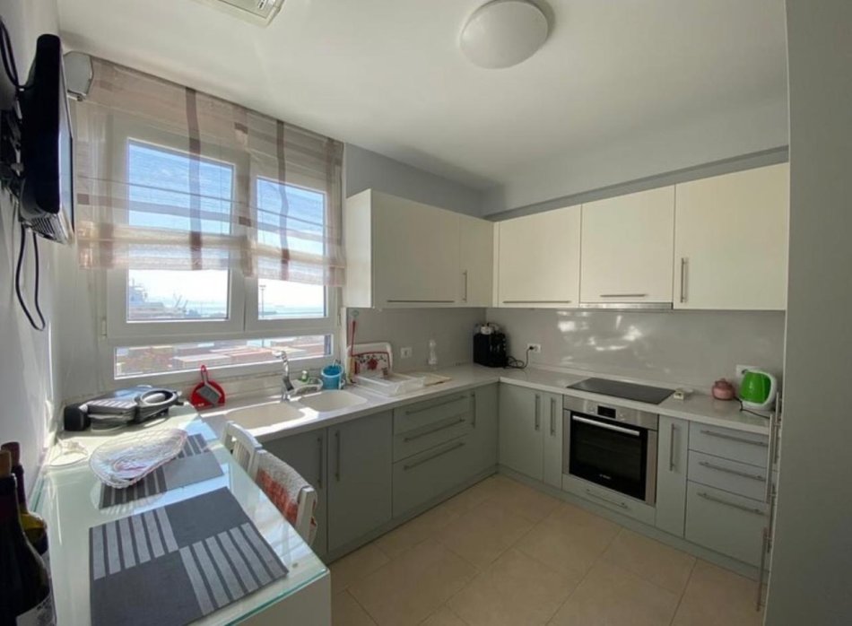 Durres, jepet me qera apartament 3+1+Aneks+Ballkon Kati 8, 104 m² 700 € (Rruga e Re e Portit)