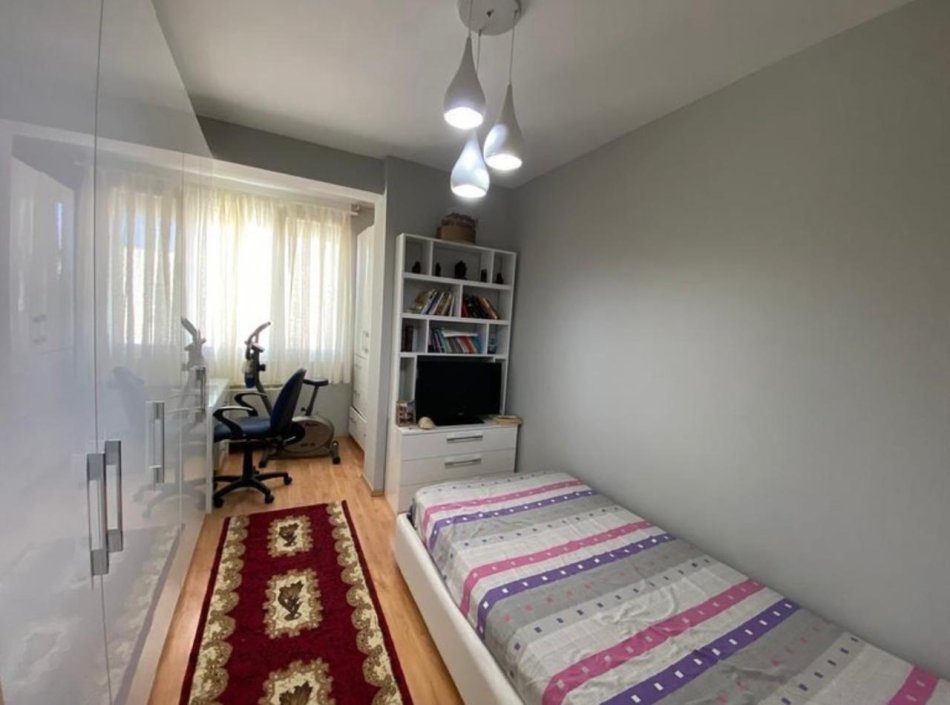 Durres, jepet me qera apartament 3+1+Aneks+Ballkon Kati 8, 104 m² 700 € (Rruga e Re e Portit)