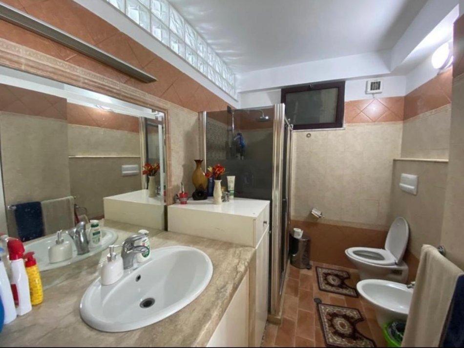 Durres, jepet me qera apartament 3+1+Aneks+Ballkon Kati 8, 104 m² 700 € (Rruga e Re e Portit)
