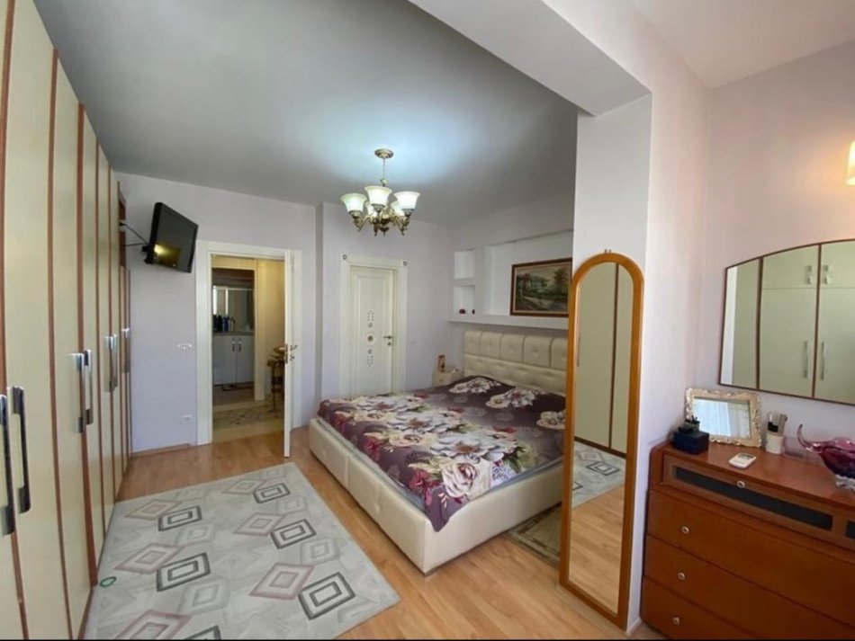 Durres, jepet me qera apartament 3+1+Aneks+Ballkon Kati 8, 104 m² 700 € (Rruga e Re e Portit)