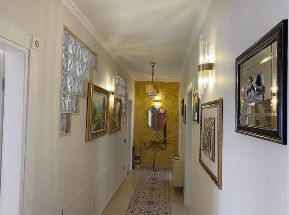 Durres, jepet me qera apartament 3+1+Aneks+Ballkon Kati 8, 104 m² 700 € (Rruga e Re e Portit)