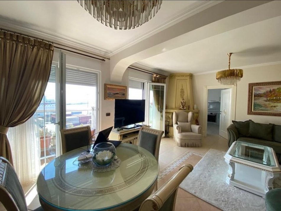Durres, jepet me qera apartament+verande | Penthouse 3+1+Aneks+Ballkon Kati 8, 104 m² 700 € (Rruga e Re e Portit)