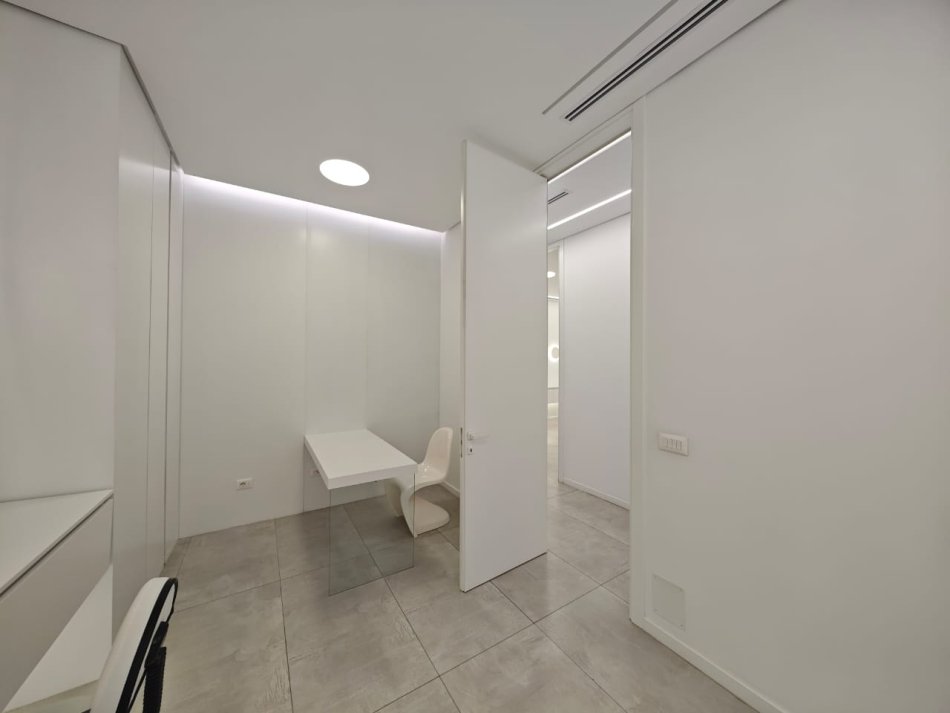 Tirane, Ambient biznesi me qira  Kati 0, 149 m² 3.580 € (Sky Tower)