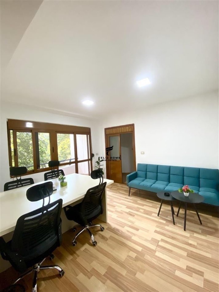 Tirane, jepet me qera zyre Kati 2, 160 m² 900 € (QENDER)