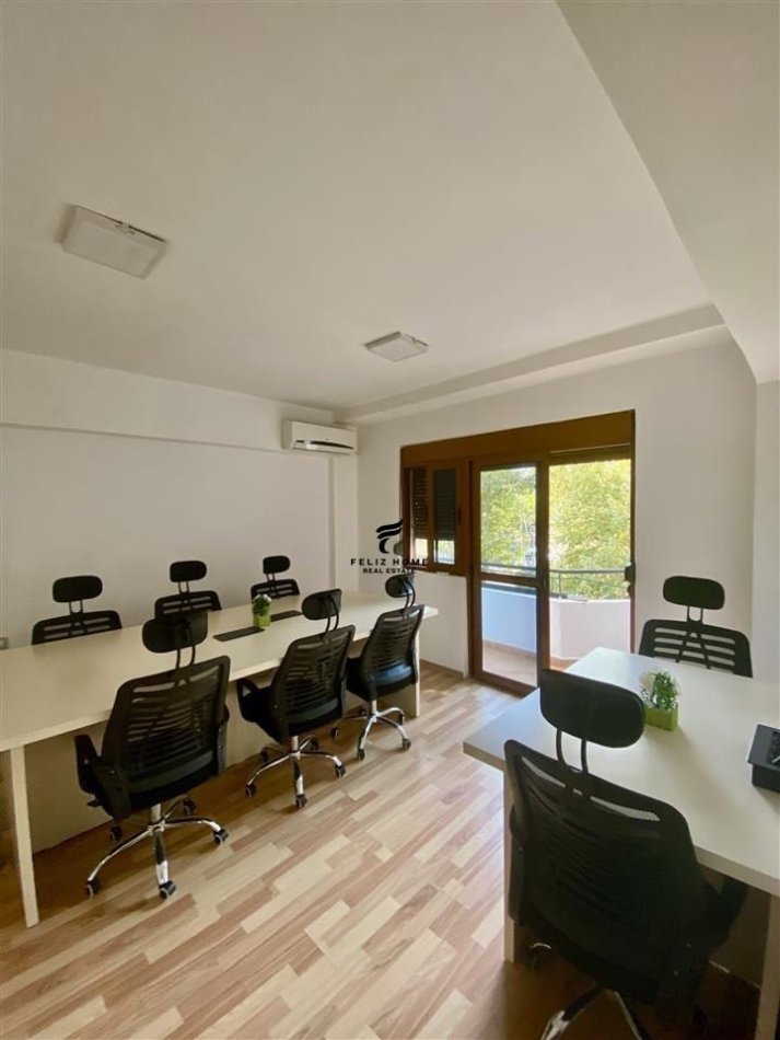 Tirane, jepet me qera zyre Kati 2, 160 m² 900 € (QENDER)