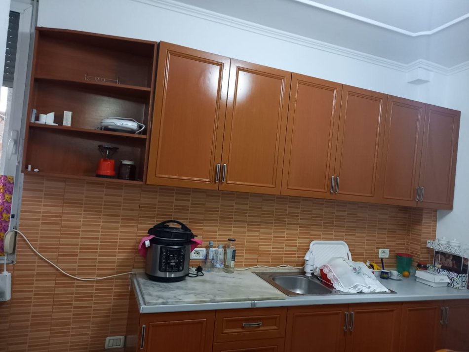 Tirane, jepet me qera 1+1 Kati 5, 450 € (Riza Ceroza)