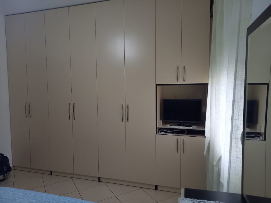 Tirane, jepet me qera 1+1 Kati 5, 450 € (Riza Ceroza)