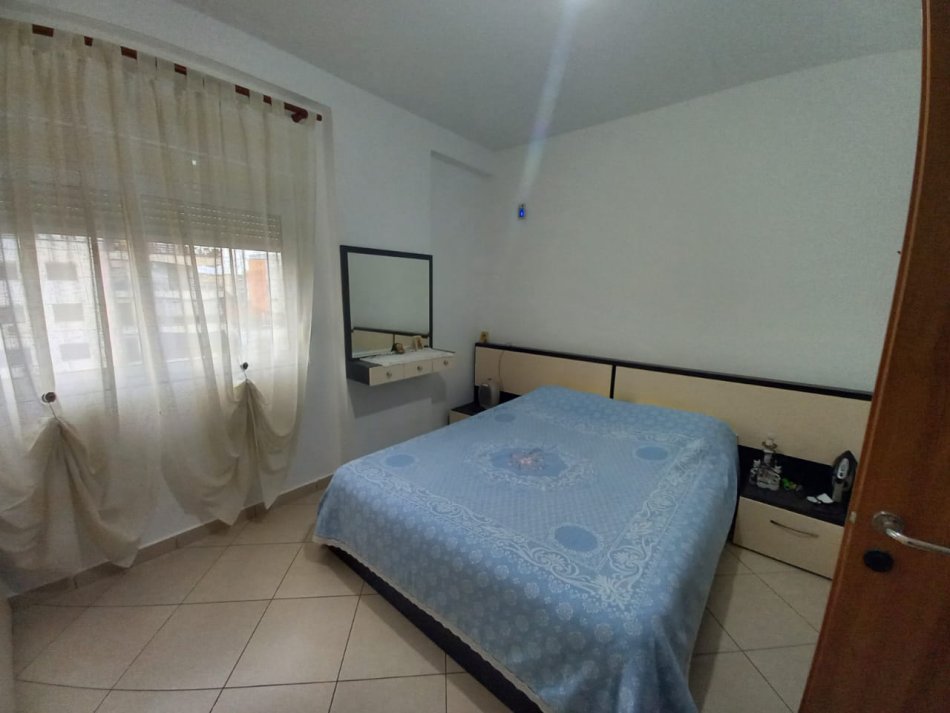 Tirane, jepet me qera 1+1 Kati 5, 450 € (Riza Ceroza)