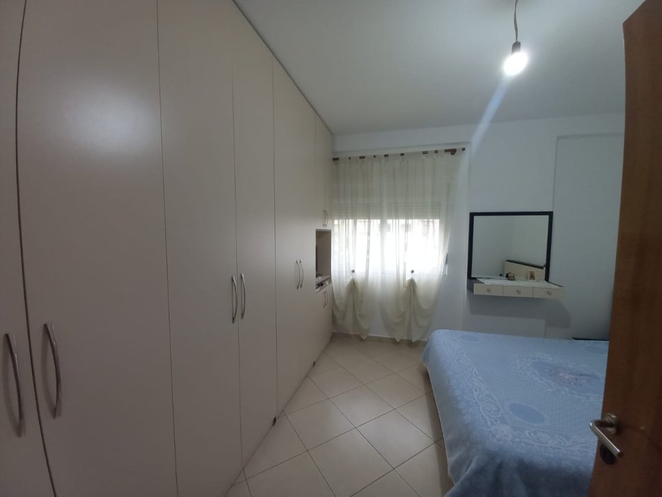 Tirane, jepet me qera 1+1 Kati 5, 450 € (Riza Ceroza)