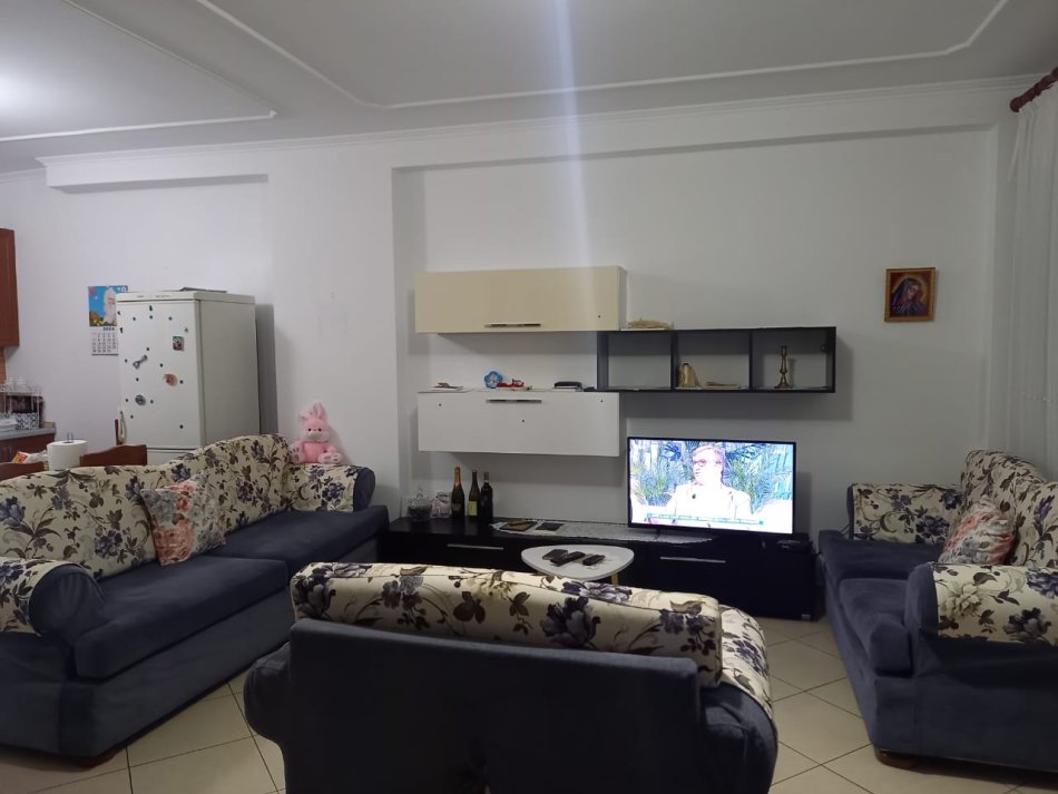 Tirane, jepet me qera 1+1 Kati 5, 450 € (Riza Ceroza)