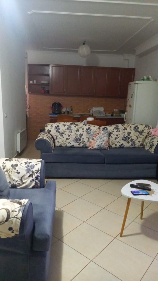 Tirane, jepet me qera 1+1 Kati 5, 450 € (Riza Ceroza)