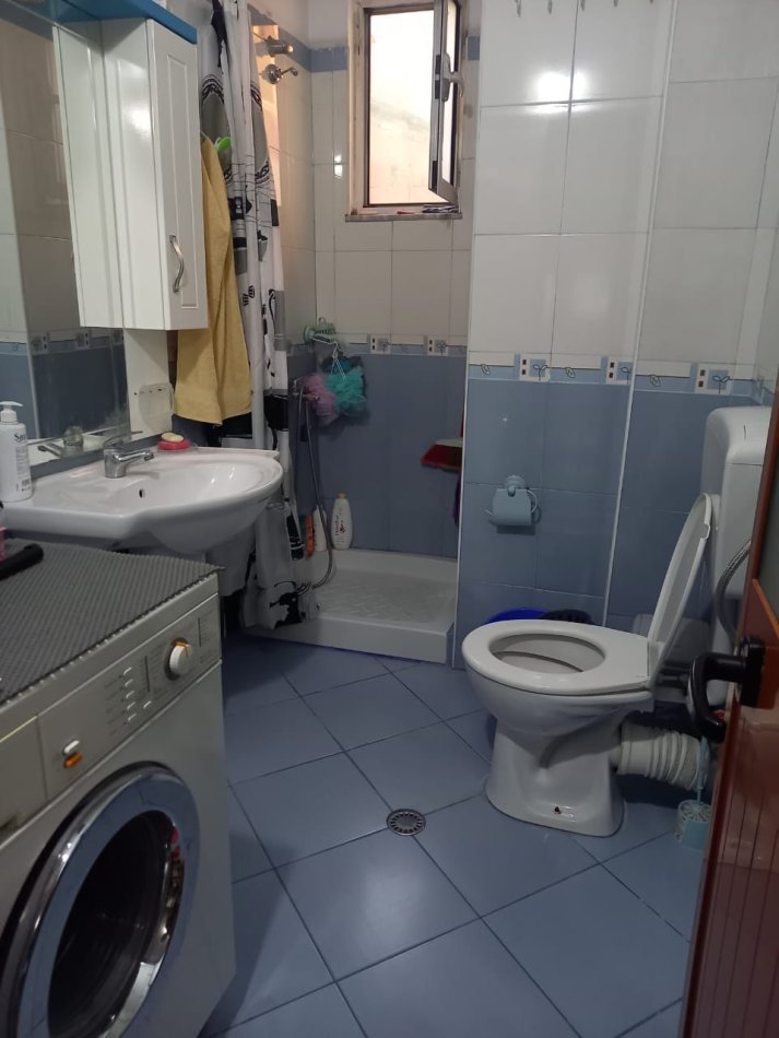 Tirane, jepet me qera 1+1 Kati 5, 450 € (Riza Ceroza)