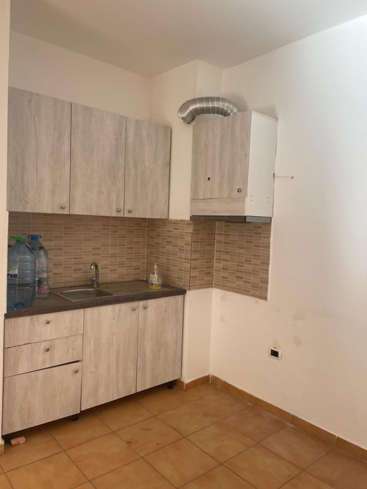 Tirane, jepet me qera apartament 2+1 , 80 m² 350 € (Yzberisht)