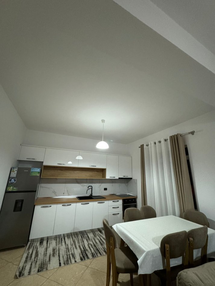 Tirane, jepet me qera 2+1+Ballkon Kati 4, 90 m² 500 € (Rruga 5 Maji)