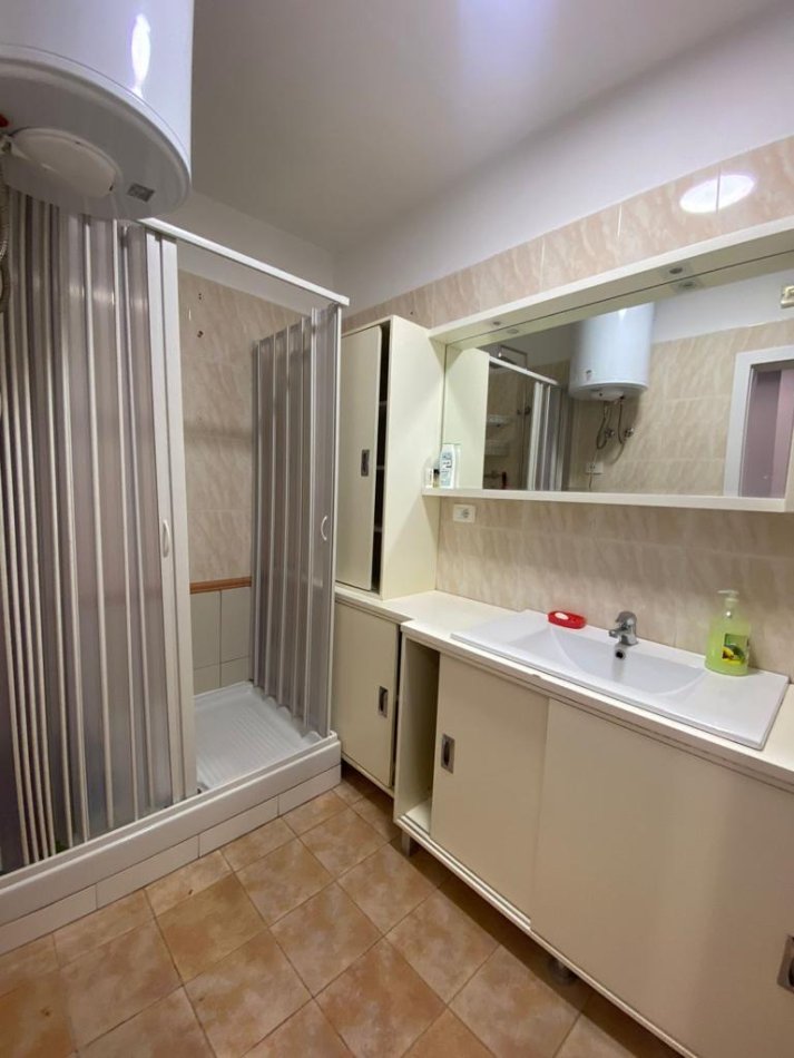 Tirane, jepet me qera apartament 2+1 Kati 13, 125 m² 990 € (Ekspozita Shqiperia Sot)
