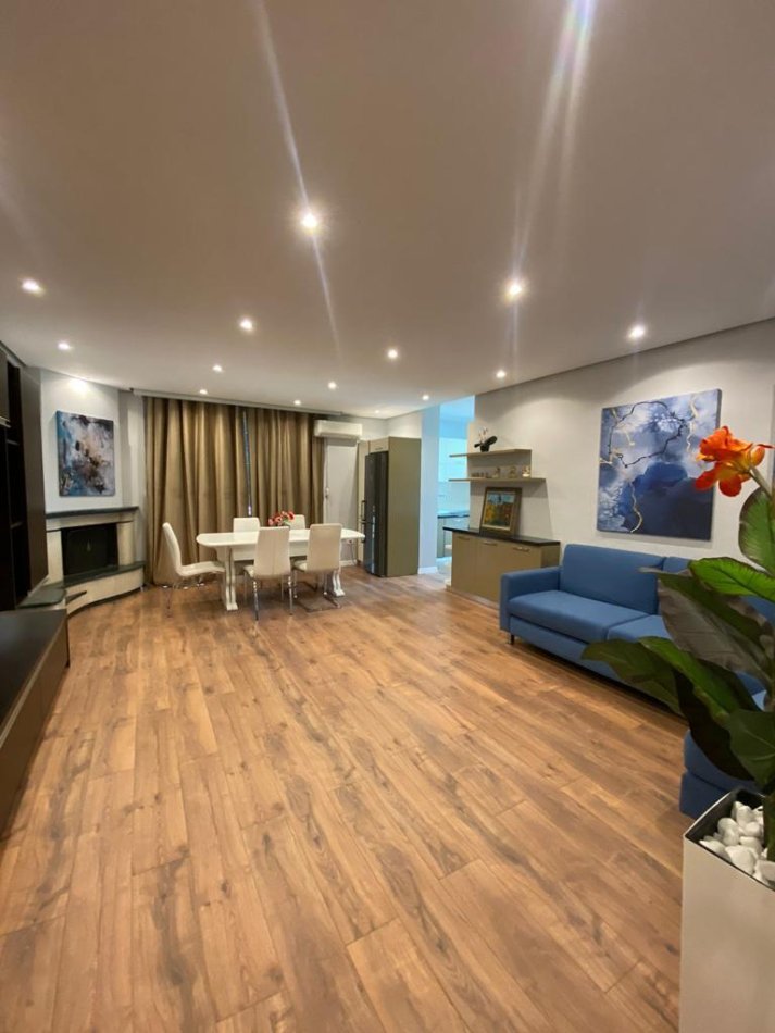 Tirane, jepet me qera apartament 2+1 Kati 13, 125 m² 990 € (Ekspozita Shqiperia Sot)