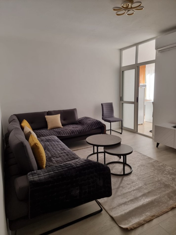 Tirane, Apartament 1+1 me qira Kati 3, 69 m² 650 € (Komuna e Parisit)