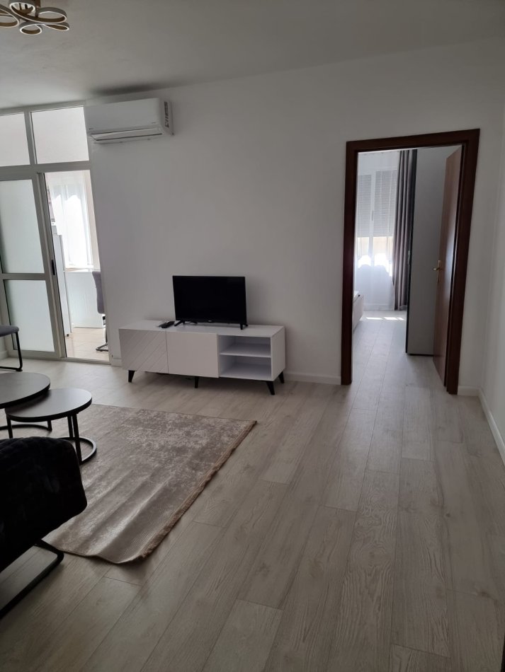 Tirane, Apartament 1+1 me qira Kati 3, 69 m² 650 € (Komuna e Parisit)