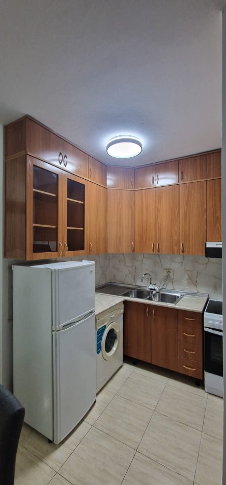 Tirane, Apartament 1+1 me qira Kati 3, 69 m² 650 € (Komuna e Parisit)