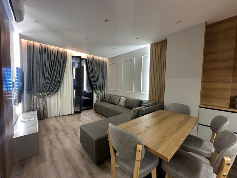 Tirane, jepet me qera apartament 1+1 Kati 2, 70 m² 750 € (Pazari Ri)