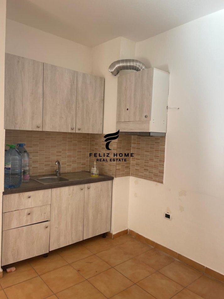 Tirane, jepet me qera apartament 2+1 Kati 8, 82 m² 350 € (YZBERISHT)
