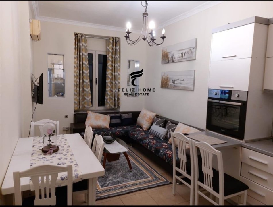 Tirane, jepet me qera apartament 2+1+Ballkon Kati 5, 75 m² 720 € (SHALLVARET)