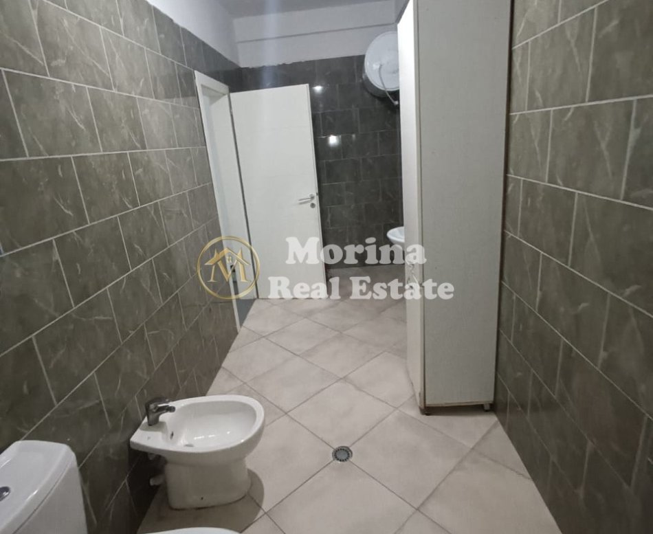 Tirane, jepet me qera apartament 2+1 Kati 3, 140 m² 300 € (Kompleksi/Tom Doshit)
