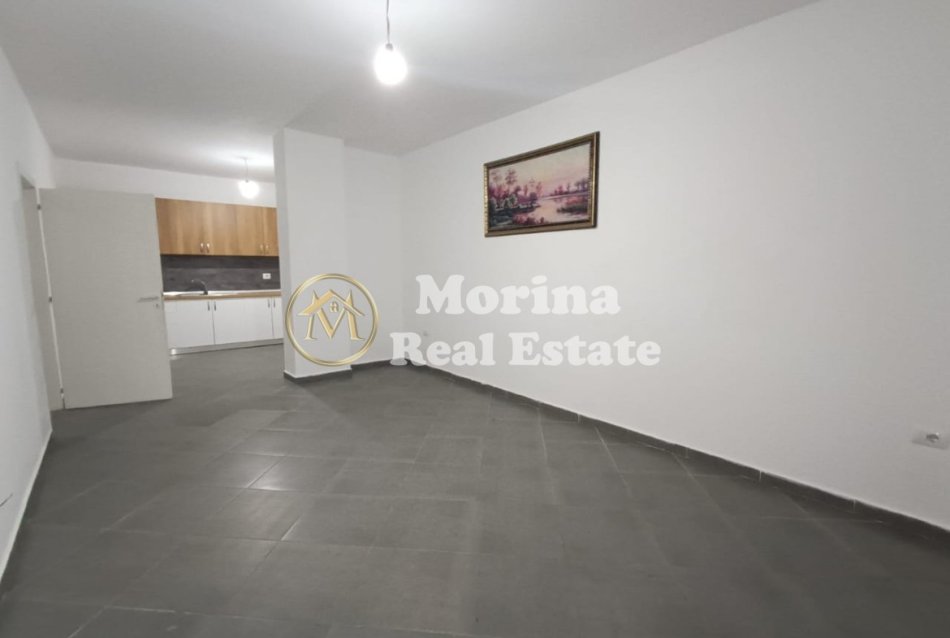 Tirane, jepet me qera apartament 2+1 Kati 3, 140 m² 300 € (Kompleksi/Tom Doshit)