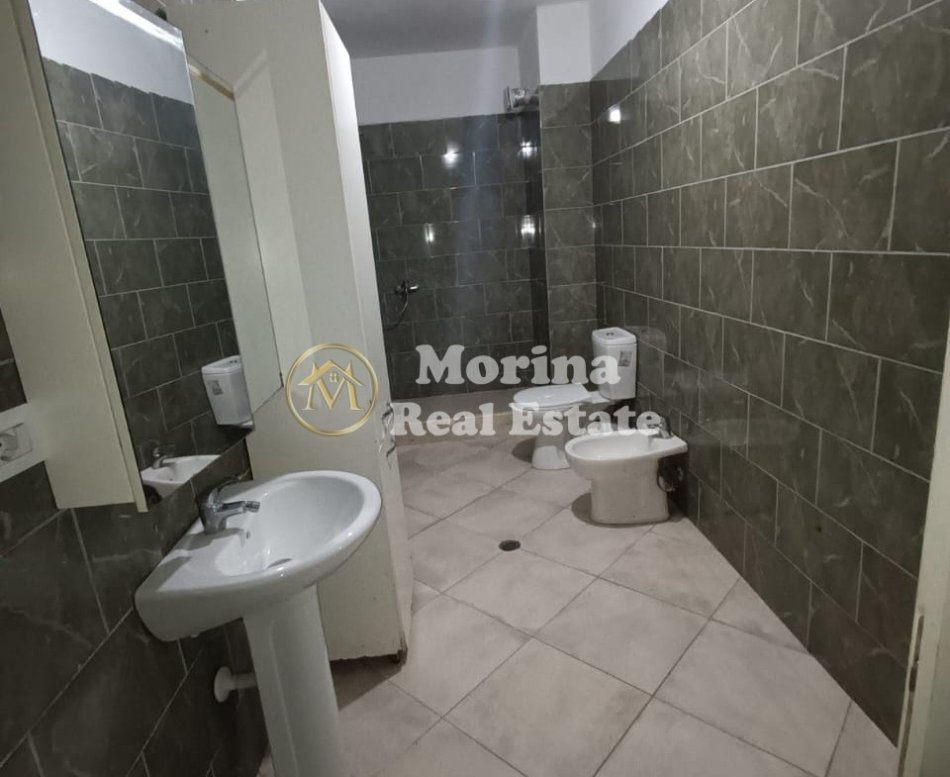 Tirane, jepet me qera apartament 2+1 Kati 3, 140 m² 300 € (Kompleksi/Tom Doshit)
