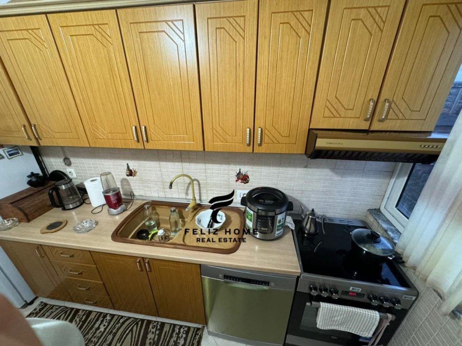 Tirane, jepet me qera apartament 1+1 Kati 5, 55 m² 400 € (LAPRAKE)