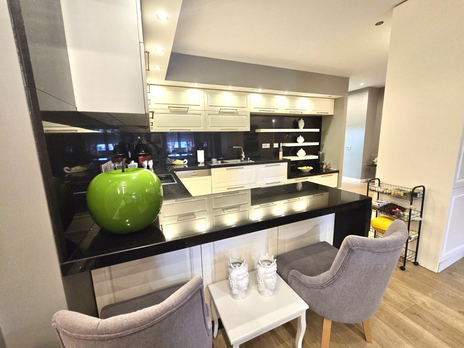 Me Qera: 2+1+2wc & 3 Ballkone ++ Post Parkimi  ( Gjigand | 200m2 ) 📍TE SELVIA - Perballe Kompleksit Halili(1.500 €)
