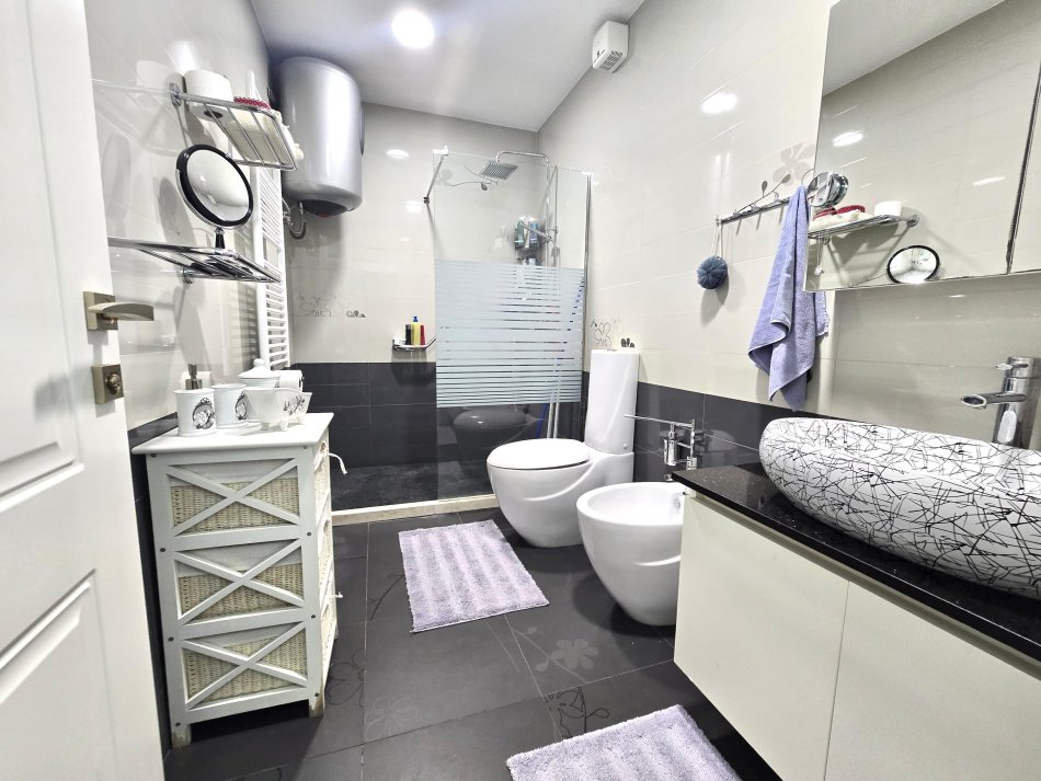 Me Qera: 2+1+2wc & 3 Ballkone ++ Post Parkimi  ( Gjigand | 200m2 ) 📍TE SELVIA - Perballe Kompleksit Halili(1.500 €)