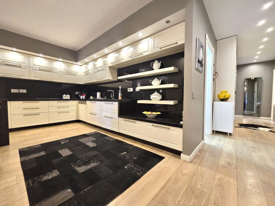 Me Qera: 2+1+2wc & 3 Ballkone ++ Post Parkimi  ( Gjigand | 200m2 ) 📍TE SELVIA - Perballe Kompleksit Halili(1.500 €)