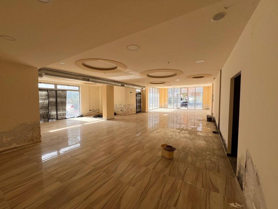 Tirane, shitet ambjent biznesi Kati 0, 170 m² 255.000 € (Fresk)
