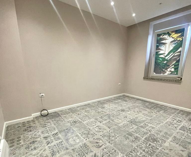 Me Qera: Zyre | 63m2 | 📍  Stadiumi Dinamo - Buze Rruges Kryesore - (( 700 €/muaj )) 3 Ambiente Pune | Fasade Xhami, mundesi Reklamimi