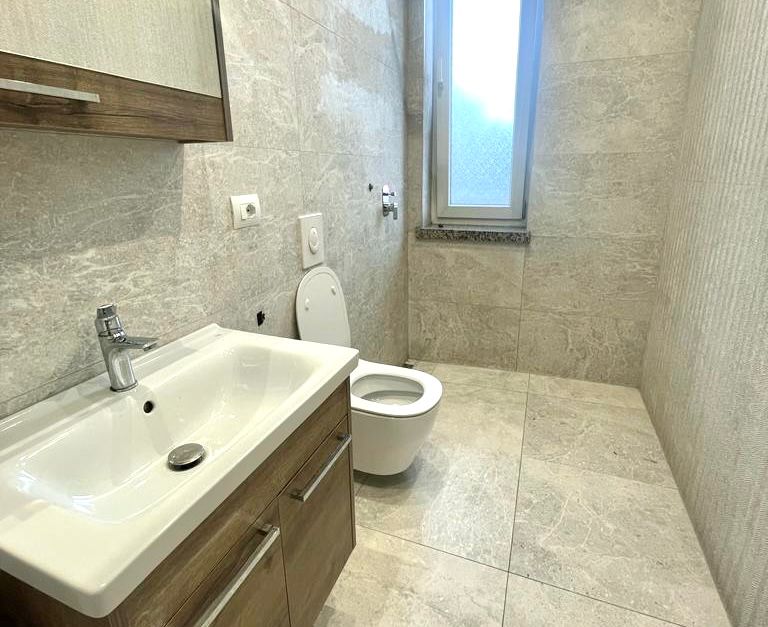 Me Qera: Zyre | 63m2 | 📍  Stadiumi Dinamo - Buze Rruges Kryesore - (( 700 €/muaj )) 3 Ambiente Pune | Fasade Xhami, mundesi Reklamimi