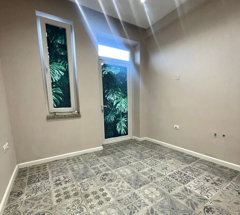 Me Qera: Zyre | 63m2 | 📍  Stadiumi Dinamo - Buze Rruges Kryesore - (( 700 €/muaj )) 3 Ambiente Pune | Fasade Xhami, mundesi Reklamimi