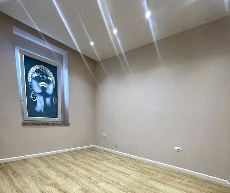 Me Qera: Zyre | 63m2 | 📍  Stadiumi Dinamo - Buze Rruges Kryesore - (( 700 €/muaj )) 3 Ambiente Pune | Fasade Xhami, mundesi Reklamimi
