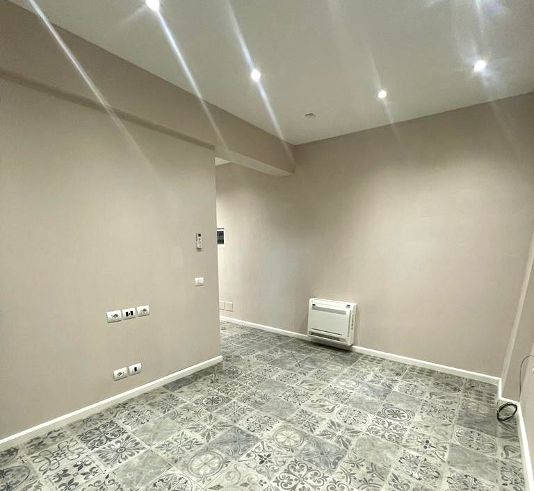 Me Qera: Zyre | 63m2 | 📍  Stadiumi Dinamo - Buze Rruges Kryesore - (( 700 €/muaj )) 3 Ambiente Pune | Fasade Xhami, mundesi Reklamimi