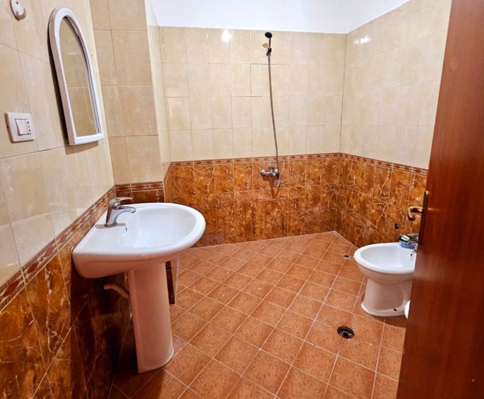 Jepet me Qera: 2+1+2wc  📍Fresku - Rruga e Thesarit | Bosh | kati: 2 - Fantasike per Famije te Medha