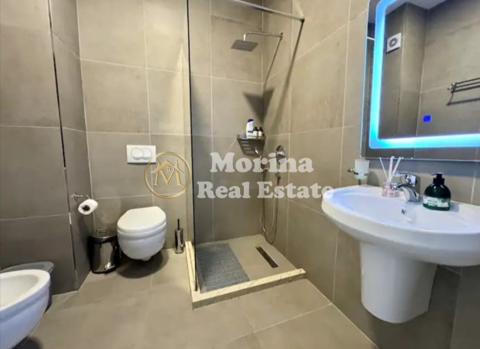 Tirane, jepet me qera apartament 1+1 Kati 7, 70 m² 700 € (Rruga Barrikadave)