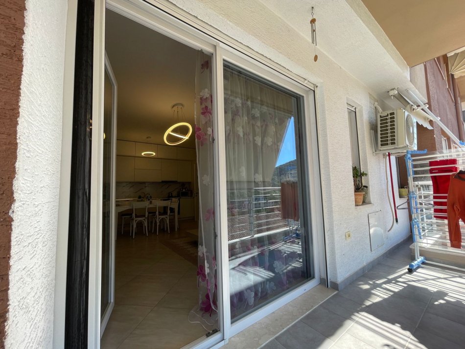 Tirane, jepet me qera apartament 2+1+Ballkon Kati 4, 115 m² 900 € (Liqeni i Thate)